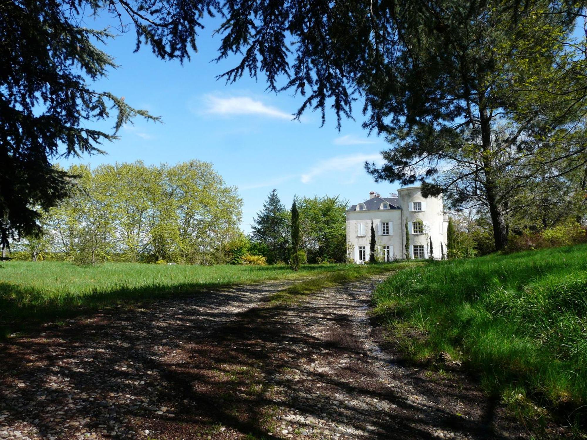 Chateau De La Comtesse Saint-Martin-Petit Екстериор снимка